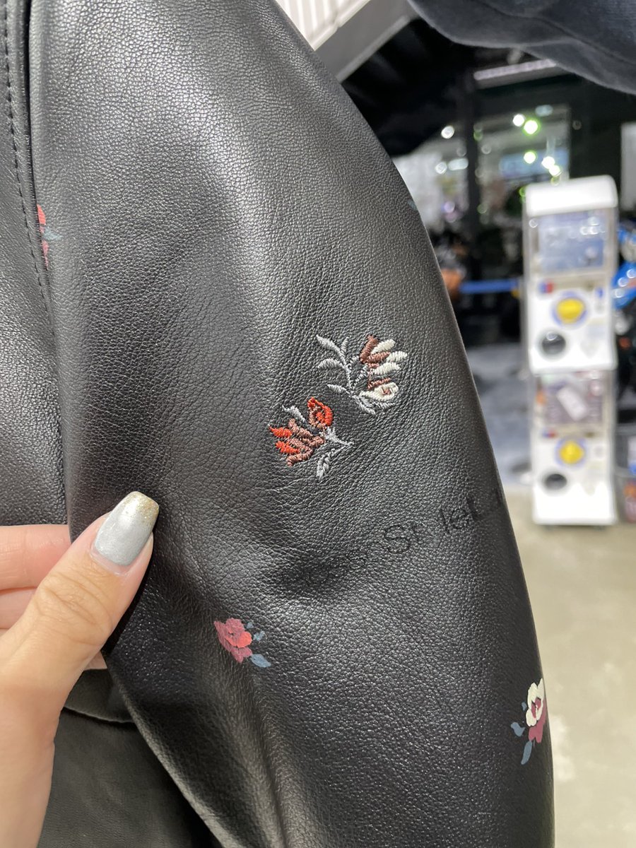 naps_tokai's tweet photo. #ナップス春日井店 です💁♀️💕
バイクウェアのお取り扱いをしている
#JAMBLE の営業さんがご来店されて、
発売"予定"のレディースジャケットを
一足先に見せてもらいました🤭💗
#KADOYA × #RossoStyleLab の
刺繍レザージャケット🖤❤️
お花でかわいさも残しつつ
かっこいい革ジャン😎
お楽しみに☺️ https://t.co/BAkSzVPzTx