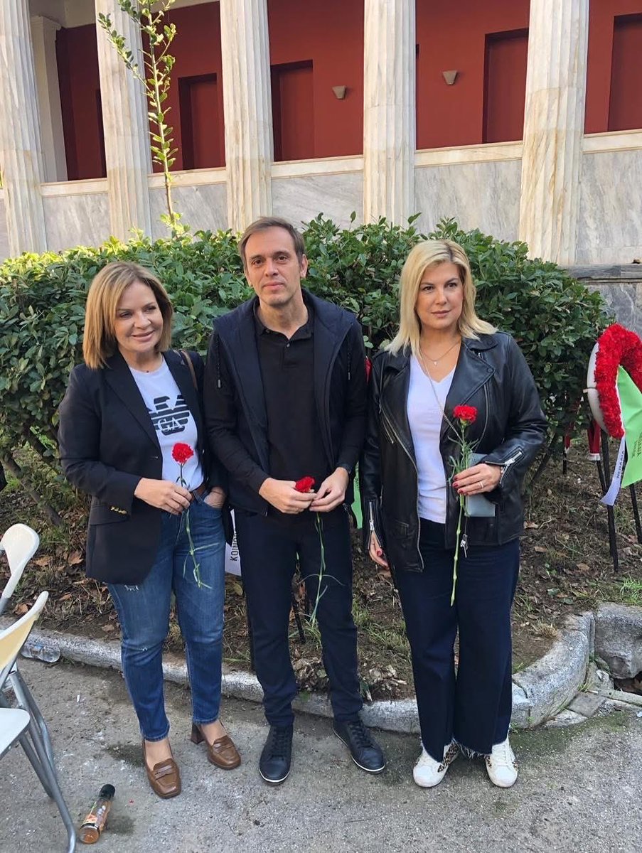 StarakaCh's tweet photo. 🙏 Τιμήσαμε σήμερα με επικεφαλής τον Γραμματέα του ΠΑΣΟΚ την εξέγερση, τους νεκρούς του Πολυτεχνείου. Η 17η Νοέμβρη είναι μια ��ωντανή υπενθύμιση ότι η Δημοκρατία δε χαρίζεται. Κερδίζεται με αγώνες, με θυσίες, με τη φωνή της νεολαίας που ύψωσε ανάστημα απέναντι στον αυταρχισμό.

Σήμερα, περισσότερο από ποτέ, οφείλουμε να τιμήσουμε εκείνη τη γενιά όχι με λόγια, αλλά με πράξεις, με ισχυρούς δημοκρατικούς θεσμούς, με σεβασμό στα δικαιώματα, με ένα κράτος που στέκεται πραγματικά δίπλα στους πολίτες. Ο απολυταρχισμός, παγκοσμίως, επιχειρεί μια επιστροφή που στοχεύει ευθέως στη Δημοκρατία απαξιώνει θεσμούς, λεηλατεί δικαιώματα και υπονομεύει κατακτήσεις.

✊ Το Πολυτεχνείο μας υπενθ��μίζει ότι η Δημοκρατία απαιτεί συμμετοχή, ευθύνη και διαρκή αγώνα. Η υπεράσπισή της και η εμβάθυνσή της είναι καθήκον μας. Από αυτό το καθήκον δεν κάνουμε πίσω. Είμαστε εδώ για να συνεχίσουμε τον δρόμο του αγώνα, με πίστη στ��ς αξίες της ελευθερίας, της κοινωνικής δικαιοσύνης και της προόδου.