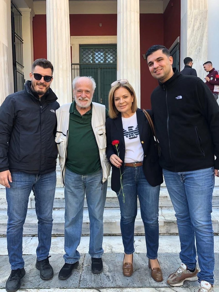 StarakaCh's tweet photo. 🙏 Τιμήσαμε σήμερα με επικεφαλής τον Γραμματέα του ΠΑΣΟΚ την εξέγερση, τους νεκρούς του Πολυτεχνείου. Η 17η Νοέμβρη είναι μια ��ωντανή υπενθύμιση ότι η Δημοκρατία δε χαρίζεται. Κερδίζεται με αγώνες, με θυσίες, με τη φωνή της νεολαίας που ύψωσε ανάστημα απέναντι στον αυταρχισμό.

Σήμερα, περισσότερο από ποτέ, οφείλουμε να τιμήσουμε εκείνη τη γενιά όχι με λόγια, αλλά με πράξεις, με ισχυρούς δημοκρατικούς θεσμούς, με σεβασμό στα δικαιώματα, με ένα κράτος που στέκεται πραγματικά δίπλα στους πολίτες. Ο απολυταρχισμός, παγκοσμίως, επιχειρεί μια επιστροφή που στοχεύει ευθέως στη Δημοκρατία απαξιώνει θεσμούς, λεηλατεί δικαιώματα και υπονομεύει κατακτήσεις.

✊ Το Πολυτεχνείο μας υπενθ��μίζει ότι η Δημοκρατία απαιτεί συμμετοχή, ευθύνη και διαρκή αγώνα. Η υπεράσπισή της και η εμβάθυνσή της είναι καθήκον μας. Από αυτό το καθήκον δεν κάνουμε πίσω. Είμαστε εδώ για να συνεχίσουμε τον δρόμο του αγώνα, με πίστη στ��ς αξίες της ελευθερίας, της κοινωνικής δικαιοσύνης και της προόδου.