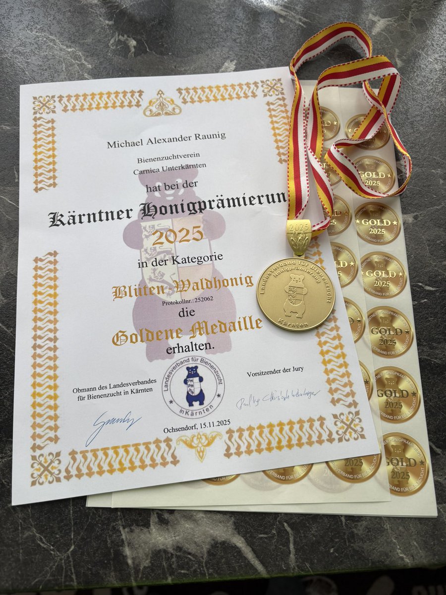 RaunigMichael's tweet photo. Meine Mädels haben heuer erneut Gold nach Hause gebracht – anscheinend fliegen sie nicht nur auf Blüten, sondern auch auf Medaillen. 😄 Danke an meine fleißige Crew – ohne sie wäre ich nur ein Typ mit leeren Gläsern! https://t.co/Jxntr9fANd