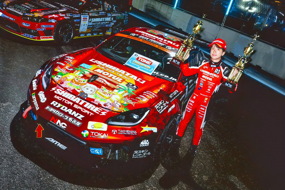 SHIBATIRE's tweet photo. #D1GP RD.10 TOKYO DRIFT が終了し
2025のD1が終了し、
蕎麦切広大選手が
2025年単走シリーズランキング1位🥇獲得！
ドライバーズ・チームでは年間1位を逃しました。
手が届きそうでしたが…来年にご期待ください！！！

🚗SHIBATA RACING TEAM
🛞SHIBATIRE採用TEAM
を応援頂きありがとうございました🙇
⚡SHIBATIRE⚡×RYDANZ