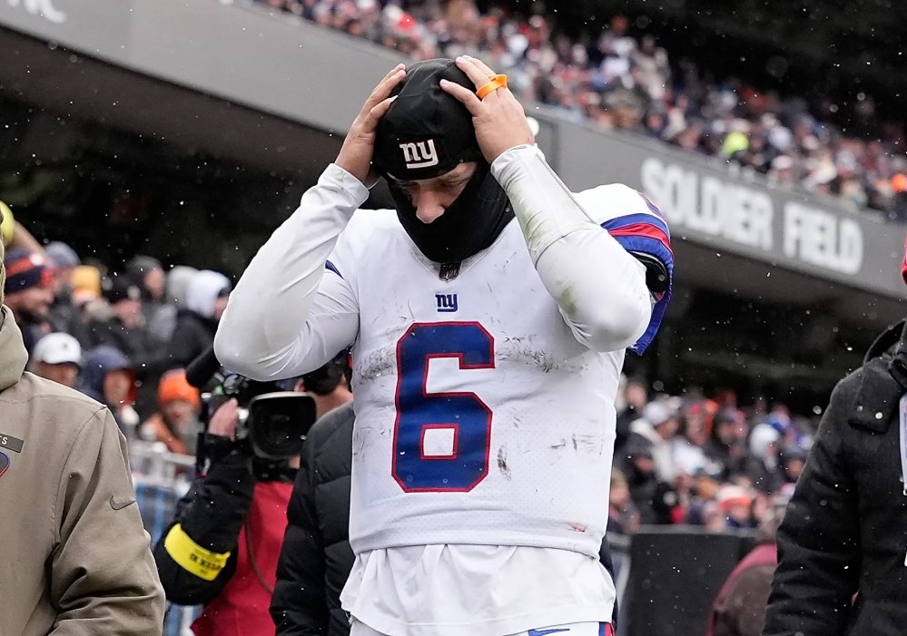 BigBlueFilmRoom's tweet image. Per Adam Schefter, People both inside and outside the Giants organization spoke with Jaxson Dart and urged him to be more thoughtful and careful with when and how he runs.