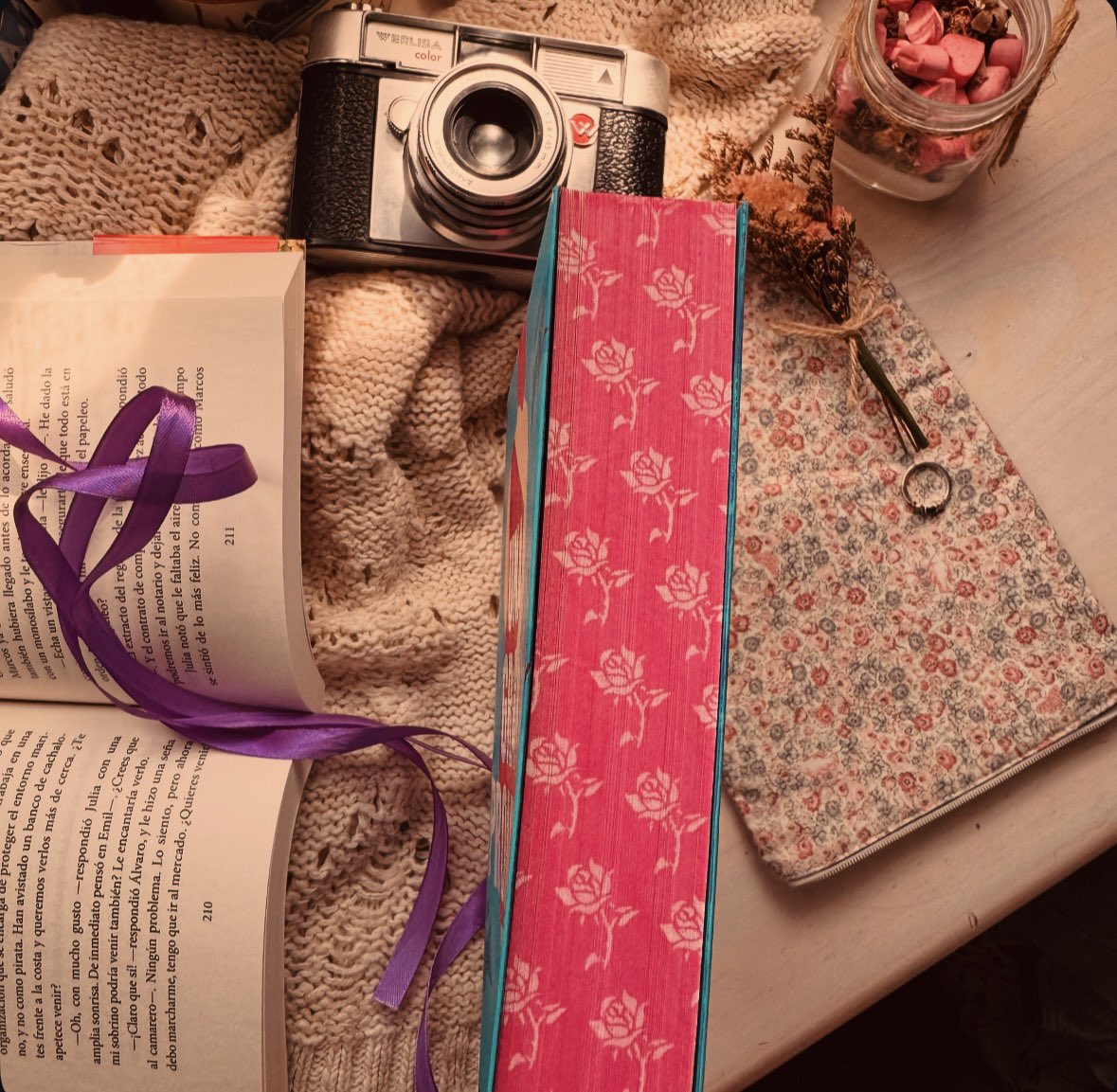 FiebreLectora's tweet image. Un reality show para encontrar el amor, una protagonista body positive y un puñado de pretendientes con un montón de secretos📽️

Reseña: fiebrelectora.blogspot.com/2025/10/resena…