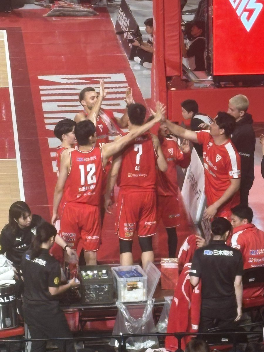 TKJets7's tweet photo. 負けるって悔しい
勝ちが続いていたからこの悔しさは苦しい…
プレイヤーが一番辛いと思うけど次の対戦でリベンジして欲しい！Go Jets!
Losing is so…. I know the players must be feeling the most pain, but I hope they’ll get revenge in the next match! Go Jets!!!"
 #chibajets #千葉ジェッツ https://t.co/rEMQ9JWnnZ