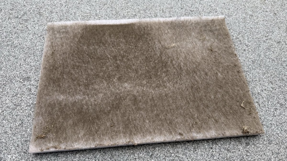 Darf ich vorstellen. Der Filter unserer Lüftungsanlage von unserem Haus. Gewechselt das letzte Mal vor 6-8 Wochen zum Beginn der Heizsaison. Unser Nachbar heizt mit Holz. Das landet in unseren Lungen.

Wärmepumpe ginge ohne weitere Maßnahmen. Findet er doof.
Schade.
#holzofengate