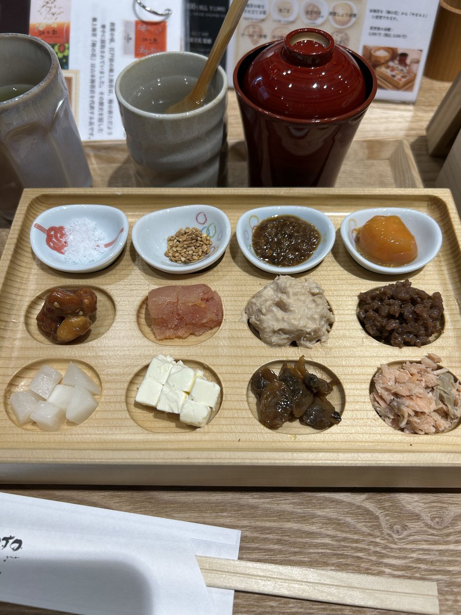 EAST200303's tweet image. 日本橋の山本海苔店でニューオープンした「手巻きYAMAMOTO」に行ってきました✨

おにぎりのぼんご監修の手巻きで、すっっっごい美味しかった🍙具材全て美味しいし、温かいパリパリの海苔が最高👍
ぼんごに行ってみたいけど行列すごいから諦めてたので、日本橋で食べられるのは幸せだ😭