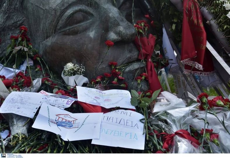 KolydasT's tweet image. 💡ΞΕΡΕΤΕ ΟΤΙ ...
η κεφαλή του #Πολυτεχνειου  έχει δημιουργηθεί από τον γλύπτη Μέμο Μακρή &amp;amp; απεικονίζει τον ιστορικό Νίκο Σβορώνο, ο οποίος πέθανε το 1989 και είναι ο μόνος Έλληνας που κατέθεσε στεφάνι εν ζωή, στη μαρμάρινη κεφαλή του «νεκρού» εαυτού του ! #Πολυτεχνειο…