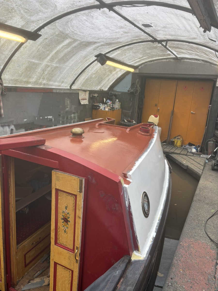 NBwakamatandoto's tweet image. Yesterday we made more progress on the Waka Butty, it’s our final day in the poly tunnel today, she’s not going to be finished but a good start made on her transformation 

#boatsthattweet #canallife #butty #maintenance #historicboat #boatlife #narrowboatlife #ukcanals