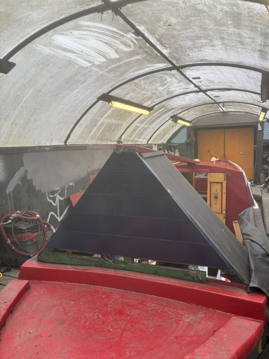 NBwakamatandoto's tweet image. Yesterday we made more progress on the Waka Butty, it’s our final day in the poly tunnel today, she’s not going to be finished but a good start made on her transformation 

#boatsthattweet #canallife #butty #maintenance #historicboat #boatlife #narrowboatlife #ukcanals
