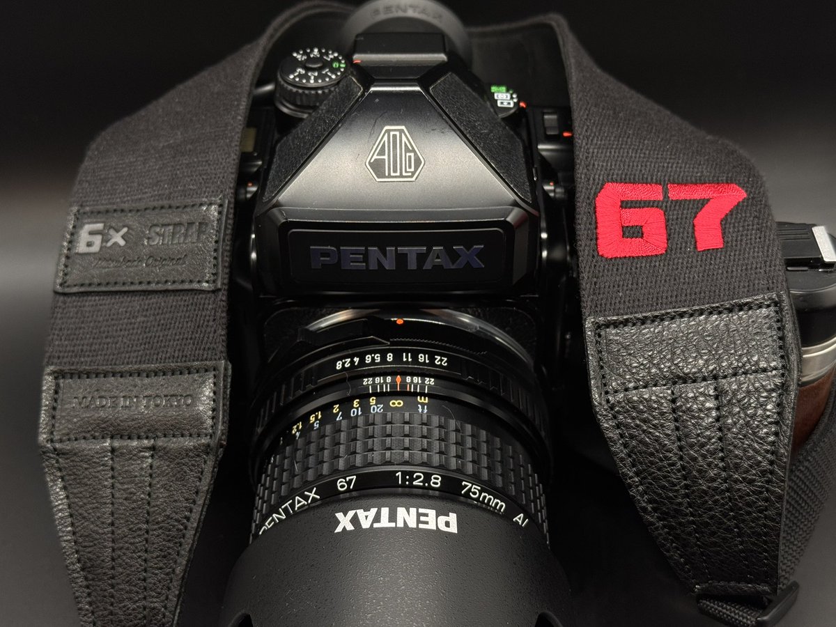 LeoPatriarchXIV's tweet photo. MNG!
三葉堂寫眞機店さん @mitsubadocamera のオリジナルストラップ『6× STRAP』。
67II用に「"67"limited」と645NII用に「Standard」を購入。
しなやかで肌触りも良く、幅広で首肩にも優しいスグレモノです。
#三葉堂寫眞機店
#filmcamera
#中判カメラ
#PENTAX67
#PENTAX645
#バケペン https://t.co/QY5EcbiHfS