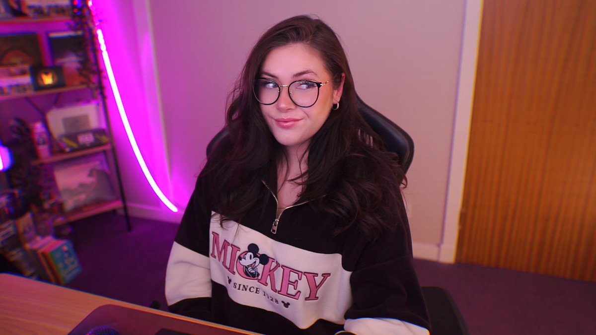 It's only taken 8 years and a wedding but <a href="/ThePrenti/">Alex Prentice 🏴󠁧󠁢󠁳󠁣󠁴󠁿</a> is finally taking my hand and guiding me into <a href="/OldSchoolRS/">Old School RuneScape</a> 🫣

twitch.tv/meganyy