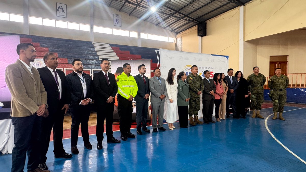 ecu911Ibarra's tweet photo. #Tulcán | El Jefe Local del #ECU911, @dhtarupi participó en la inauguración del proceso de #ReferéndumYConsulta2025, liderado por el @cnecarchi. 

El evento se realizó en el coliseo de la Unidad Educativa Tulcán, y contó con la presencia de varias autoridades de la Provincia.

#ECU911BrindaSeguridadIntegral