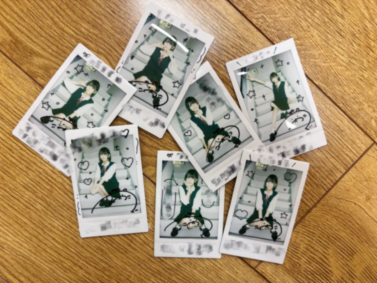 ⋆͛📢制服チェキ通販で販売中です🏫 寄りと引きの二枚組で引きはこんな