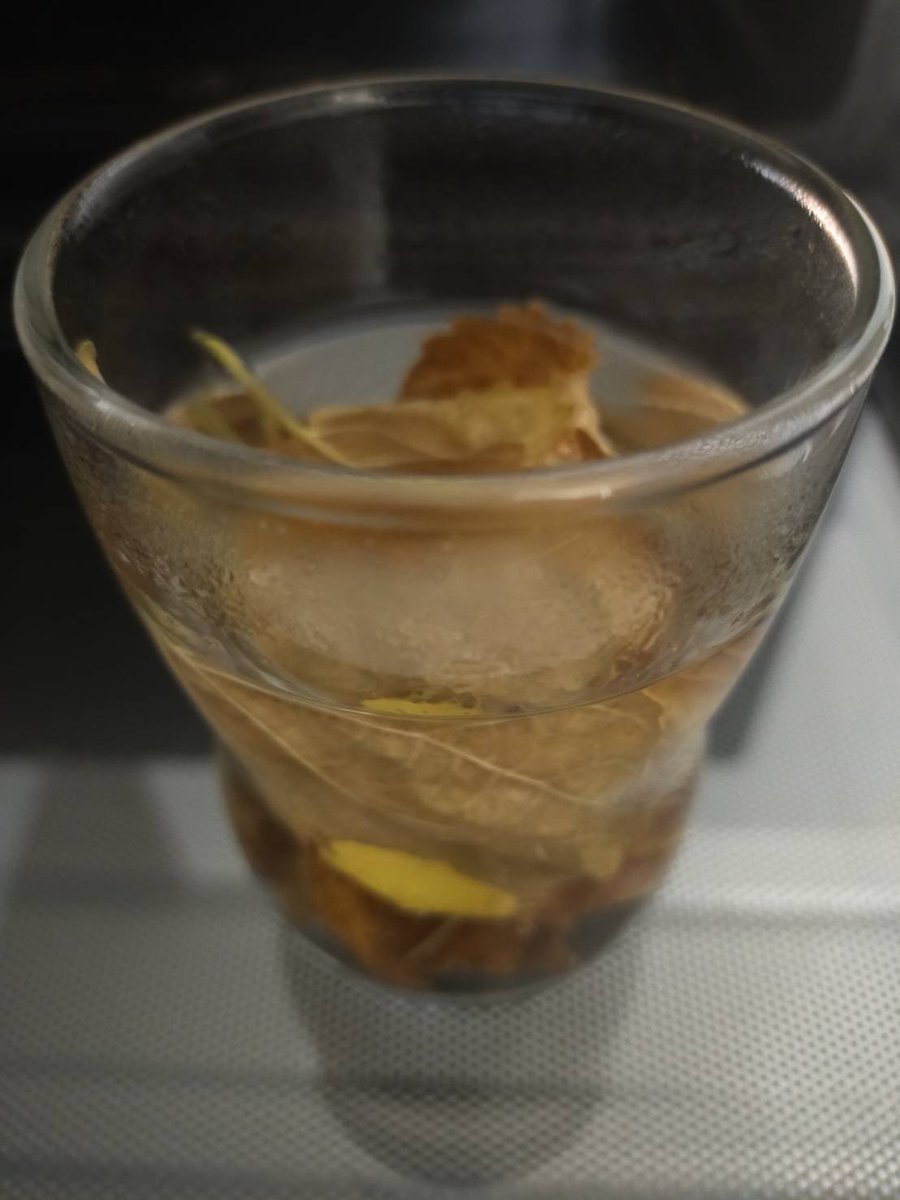 yuzuki762's tweet photo. (Drinks I tried recently)
Shochu + Calpis + orange juice + lemon juice = easy and tasty! 😋🍹
Fallen-leaf tea = thought it’d be fine! But nope—pretty bad. https://t.co/Rxh4vO0Kqk