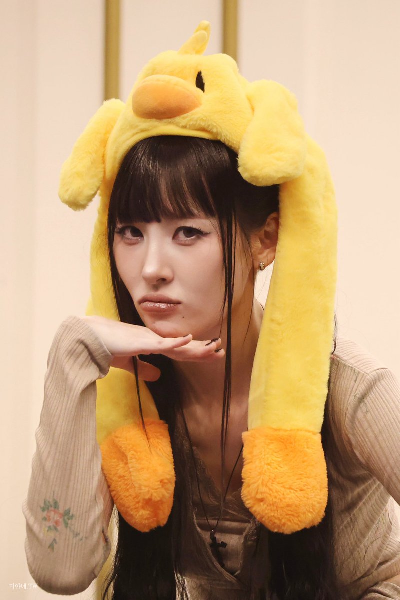 Ruby20021130's tweet photo. 251116 Ktown4팬사인회

오리가 오리 모자까지 쓰고 있어ㅎㅎ

#선미 #SUNMI #宣美 https://t.co/jU4D3ndsBW