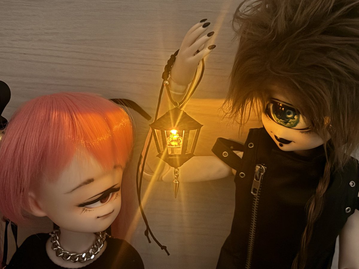 (どんなに暗くても、このランプが俺たちの行く道を示してくれる👁️✨)

#デザフェス62 
#デザフェス戦利品 
#こちもっこ
#つばきゅろぷす
#うちのこかわいい