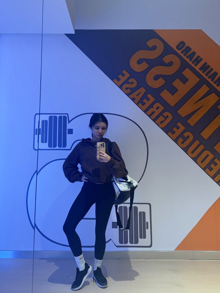 21年前的今天，《豪斯医生》开播了
准确来说是试播集“每个人都说谎”的开播时间（2004/11/16）
我心中最好的医疗美剧❤️❤️❤️❤️❤️

切斯好帅，但还是最喜欢豪斯，除了豪斯感觉其他人物刻画都不太足。

蹭一张健身打卡 😁😁