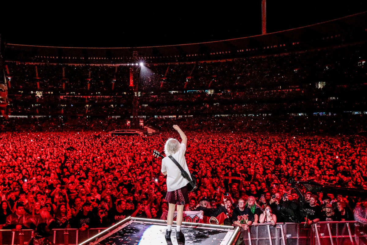 Melbourne, we salute you! #PowerUpTour 📷 <a href="/ChristieGoodwin/">Christie Goodwin</a>