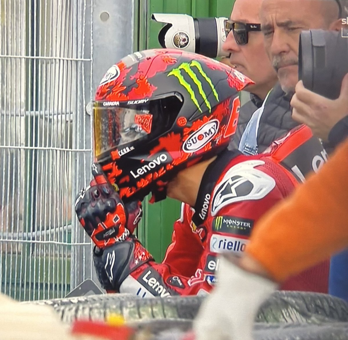 Una imagen que resume un año. #MotoGP