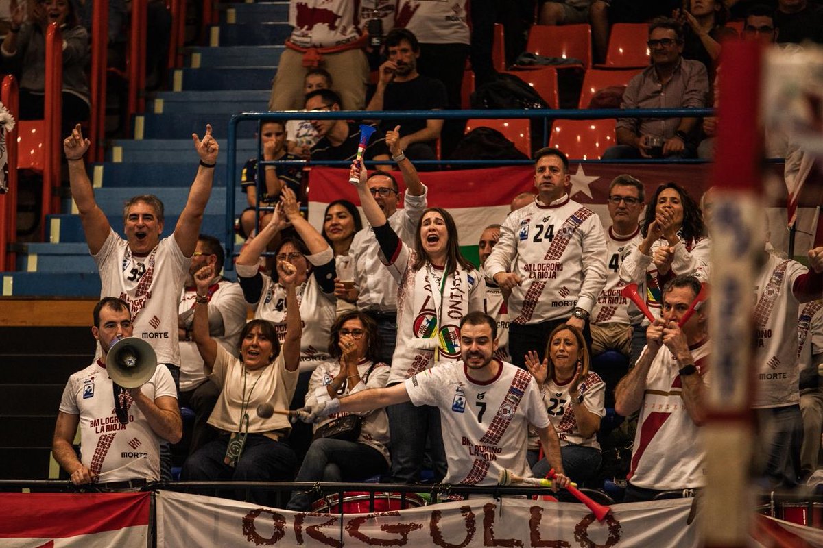 ciudadlogronobm's tweet photo. 😍Este fotón de Haimar Marcos capta a la perfección lo que para nosotros representa esta gente.
Apoyo incondicional, locura y pasión.
Sois geniales, nos vemos en la próxima aventura🤝🏻
#Aviajar🔥
#OFonTour https://t.co/Qa7FVFtwjl