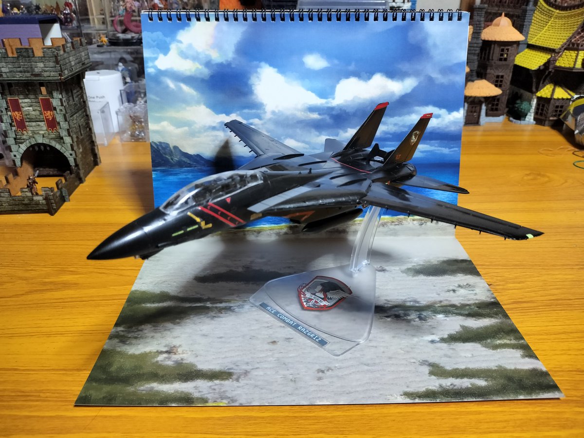 F-14Aトムキャット(ラーズグリーズ隊仕様)

ACE30th
エースコンバット30周年記念にシリーズで1番最初にプレイしたエースコンバット5の主人公機のプラモデルを作成！
漆黒の機体に戦乙女の部隊章とファンタジー色が強いのが良い。またシリーズ主人公機の中で唯一の海軍機。
#エースコンバット30周年記念