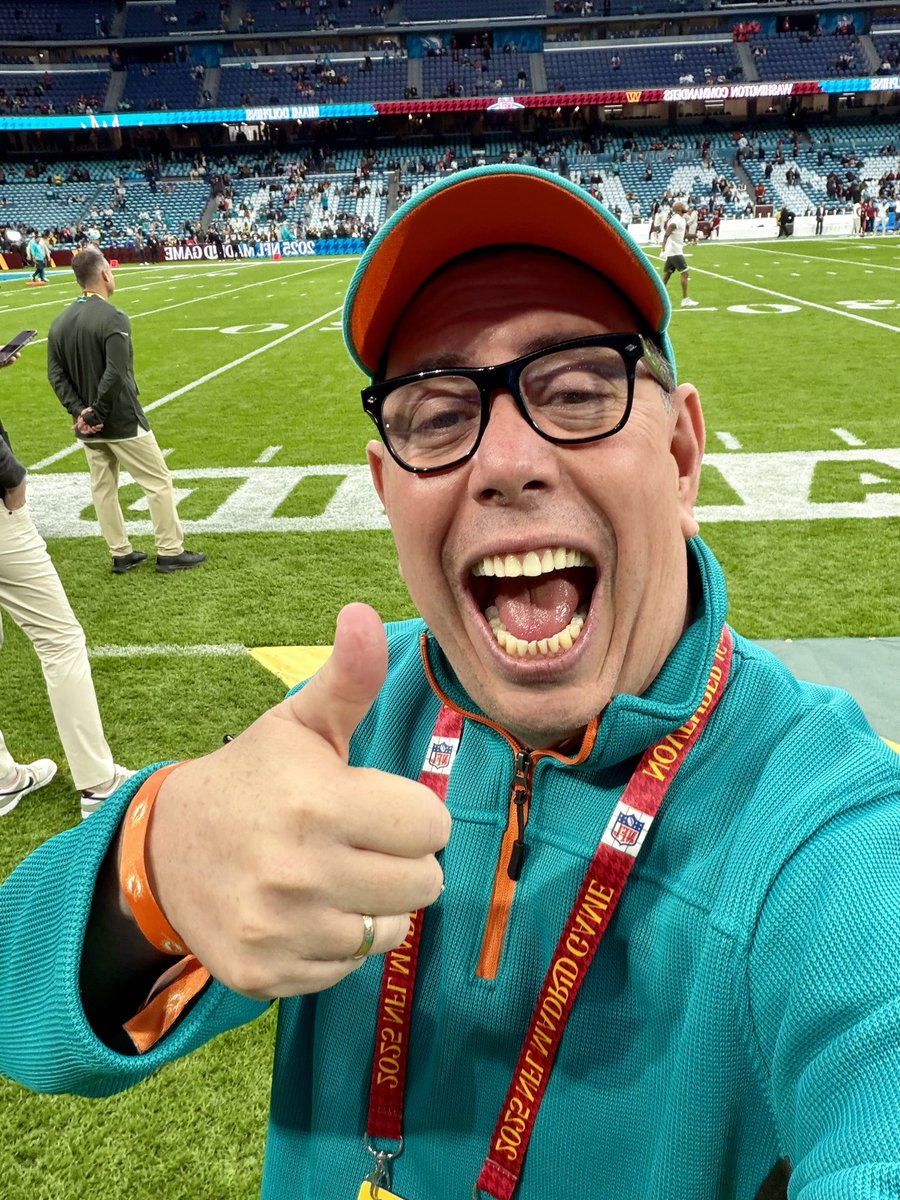 vikingomartell's tweet image. Historia al momento aquí en el Bernabéu en Madrid con mis Miami Dolphins; ¡Sí, sí, sí! #PhinsUp #Realm
