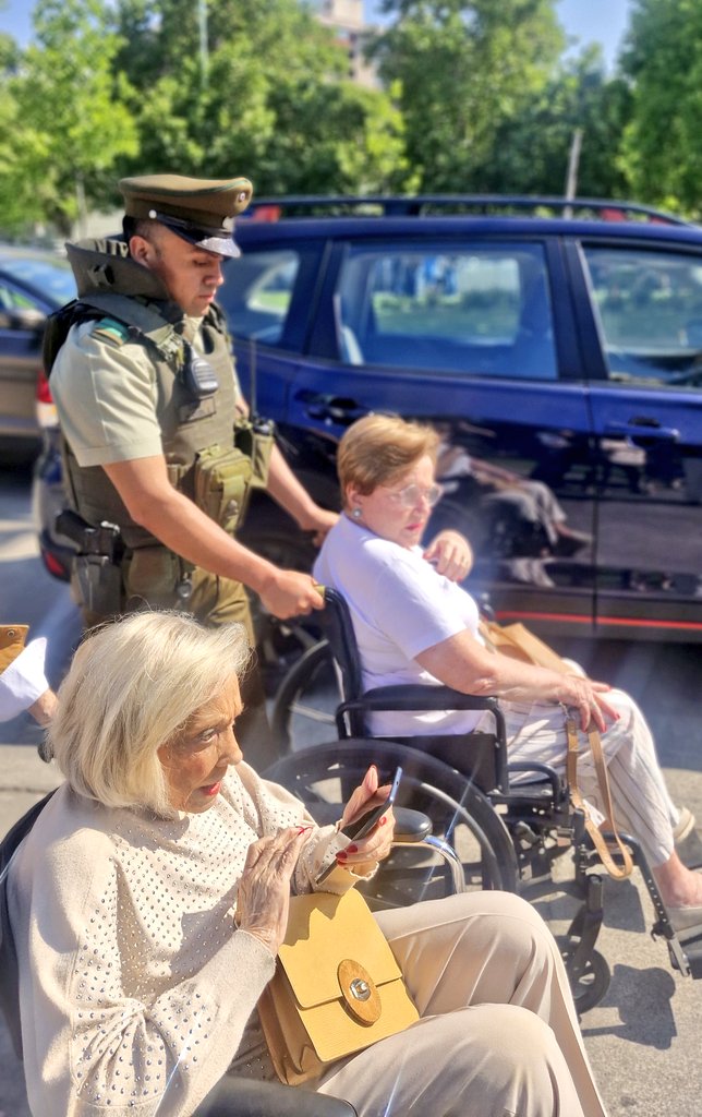 #LasCondes Carabineros de la 17ª Comisaría brinda seguridad  en los distintos locales de votación de la comuna, colaborando especialmente en el apoyo a personas con movilidad reducida para facilitar su ingreso seguro a los establecimientos. #CarabinerosDeTodos