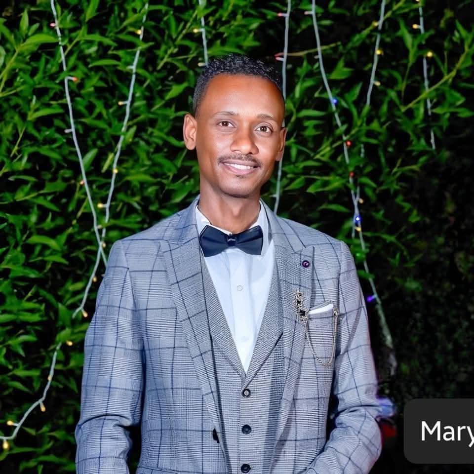 🚨 اعتقال تعسفي وتهديد بالترحيل القسري لناطق مقاومة صالحة في الإمارات

أعلنت لجنة مقاومة مربع 15 عن قلقها البالغ إزاء اعتقال الناطق الرسمي باسم لجان مقاومة صالحة، نادر مريود، والذي جرى توقيفه تعسفيًا في دولة الإمارات العربية المتحدة عقب ساعات فقط من نشر بيان أدان فيه ما وصفه بـ