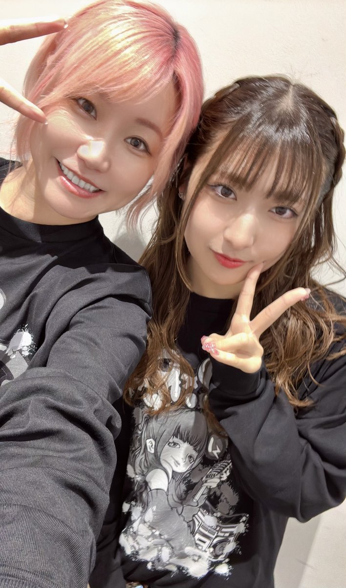jjmiume's tweet photo. りりりお誕生日おめでとう〜🎂❤️20歳になったりりりとまた一緒に踊れて最高にハッピーだった😚☎️✨今日も人生もずっと踊り続けてるりりりをリスペクト🥹🤍本当にすごいことだよね！！これからの人生も素敵な思い出をたくさん作ってね！また一緒に踊れるように私もがんばるよ〜💪🏻 https://t.co/nRPEmT1UsN