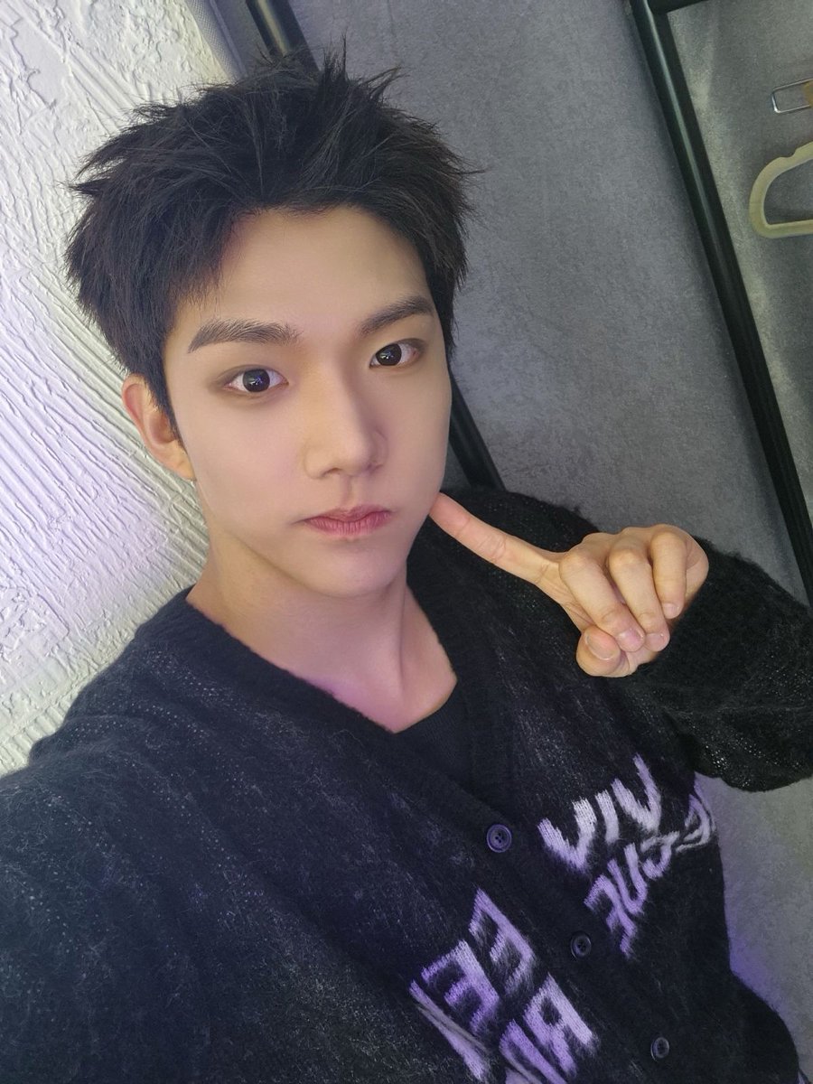 [#광진시티보이]
오늘은 스키드 막방!!!
사진은 컴백 날인데 벌써 시간이 훌쩍 흘러 막방이 끝났군요!!! 정말 시간이 이렇게 빨리 갔다는게 실감도 아직 안 나지만 아커들이 보내준 응원과 사랑 덕분에 무사히 이번 활동 너무 행복하게 마무리 할 수 있었어요! 사랑하구 얼마 남지 않은 올해도