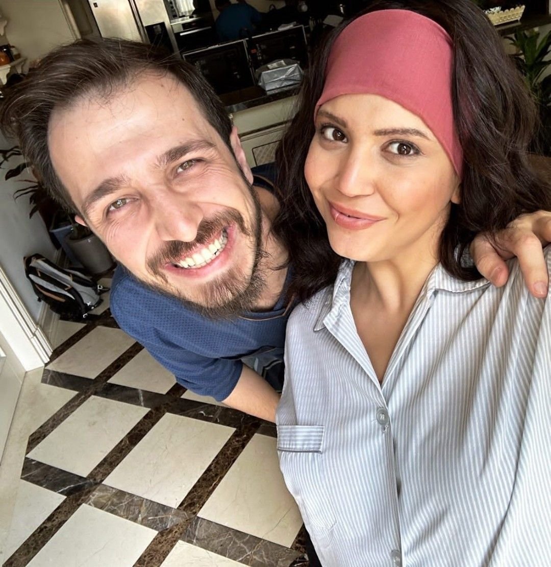 PopFestTR's tweet image. #KızılcıkŞerbeti dizisinde yaşanan oyuncu ayrılıklarının nedeni ortaya çıktı. (Müge Dağıstanlı)

•⁠ Emrah Altıntoprak, partneri Feyza Civelek&apos;in kişisel hijyenine dikkat etmemesi nedeniyle rahatsızlık yaşadı. Durumu birçok kez kibar bir dille iletmesine rağmen çözüm bulamayınca…