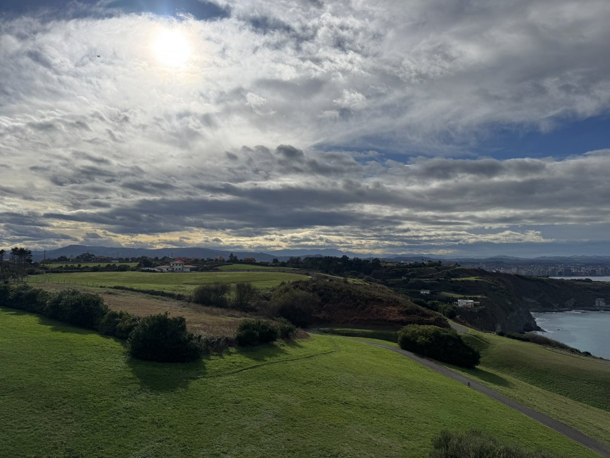Domingo tranquilo en #Gijón, con nubosidad de tipo medio y lluvia ligera a primera hora que ha dejado poco más de 0,5 mm.

Seguimos con ambiente templado, 17,2ºC y mínima de 11,2ºC. Viento flojo del Sur. La situación cambiará radicalmente esta próxima semana con tiempo invernal.