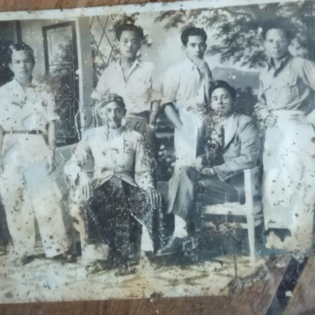 Alm Bapakku due ibu, nah sek blangkonan kui bapakne ibune alm bapakku, atau disebut Simbah e alm bapakku.....alm bapakku meninggal tahun 2023 usia 63 tahun. Pertanyaannya, tahun berapakah foto tersebut kira kira lur?