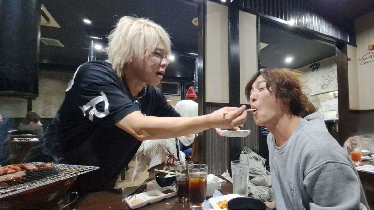 LALAtQJonU2jloR's tweet image. KING RYOさんが焼いてくれたお肉はめちゃめちゃ美味しいのです🦁🥩✨️

RYOさんありがとう✨️💕
植田さんありがとう✨️
モリさんありがとう✨️

#青春楽団ブルースカイ
#KINGRYO
#植田健一
#モリナオフミ