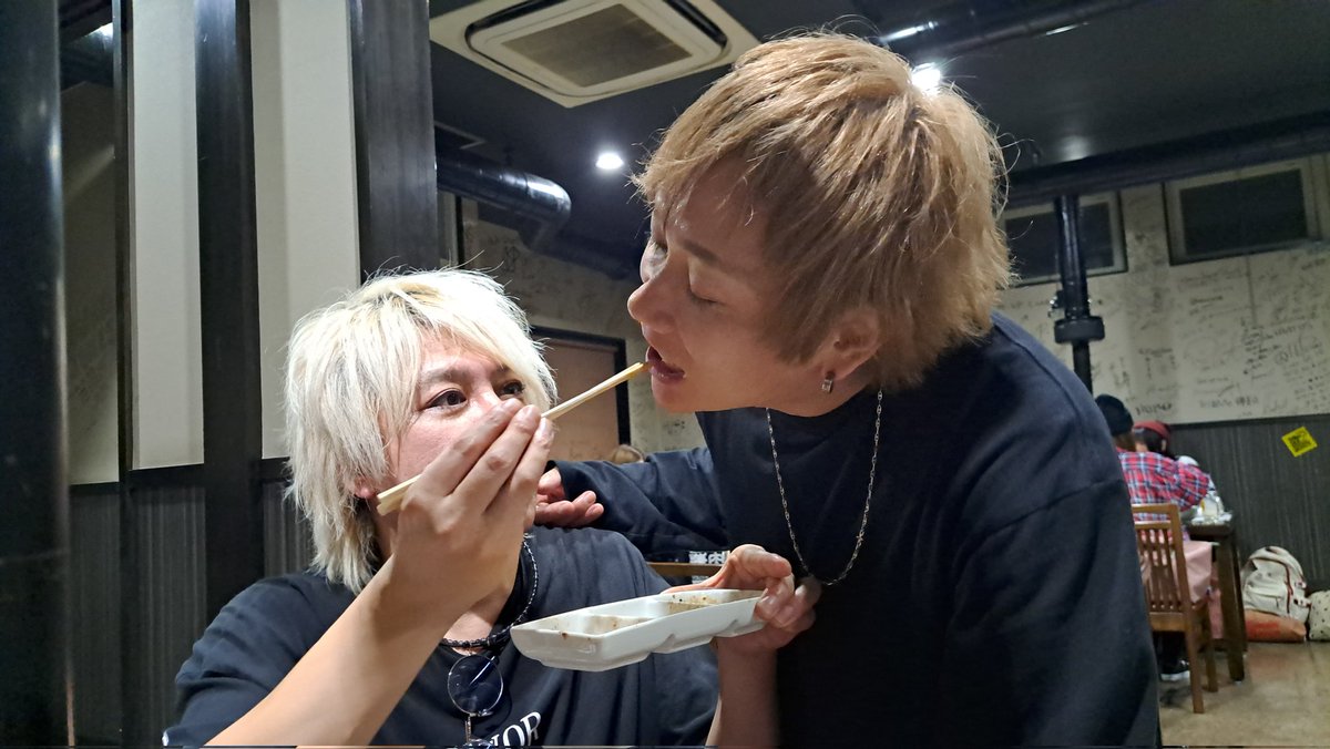 LALAtQJonU2jloR's tweet image. KING RYOさんが焼いてくれたお肉はめちゃめちゃ美味しいのです🦁🥩✨️

RYOさんありがとう✨️💕
植田さんありがとう✨️
モリさんありがとう✨️

#青春楽団ブルースカイ
#KINGRYO
#植田健一
#モリナオフミ