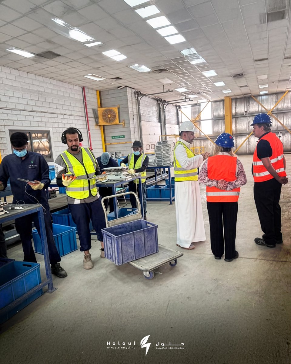 holoulrecycling's tweet photo. استقبلت شركة #حلول_معالجة_النفايات_الإلكترونية وفدًا من شركة "سيمس العالمية"؛ لبحث فرص التعاون وتطوير مستقبل الأعمال في مجال إعادة التدوير، وقدّم المدير العام محمد غراب عرضًا شاملًا عن خدمات حلول ومعاييرها العالمية، فيما أشاد الوفد بمستوى الجودة المقدّمة التي تضاهي المعايير الأوروبية.