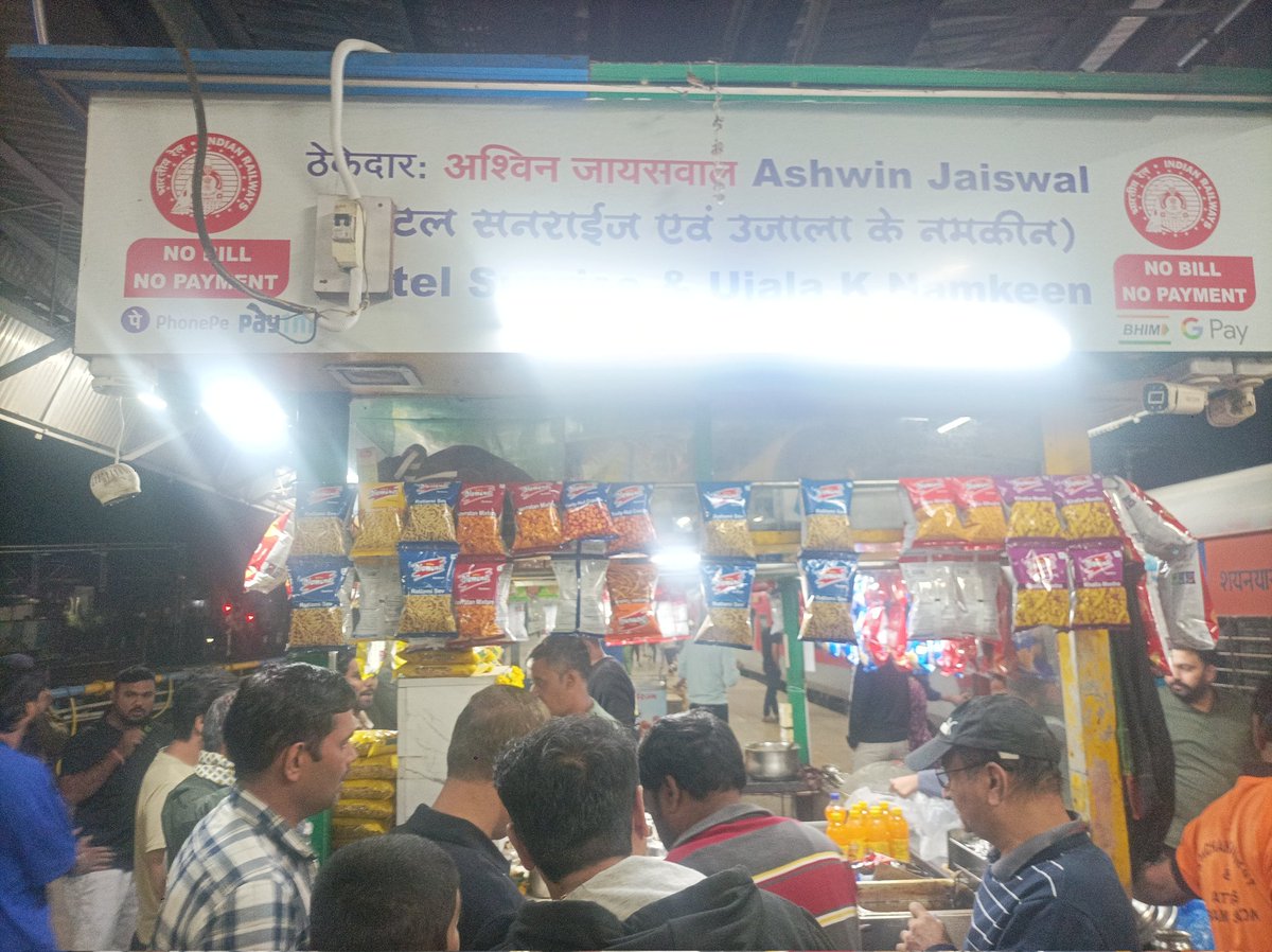 chintanverma's tweet photo. @RatlamDRM  platform No. 6.
1 Overcharging, bread pakoda, water bottle
2 do not have Billing machine or bill book. No bill. 
@RailMinIndia https://t.co/nmhlLSGUiS