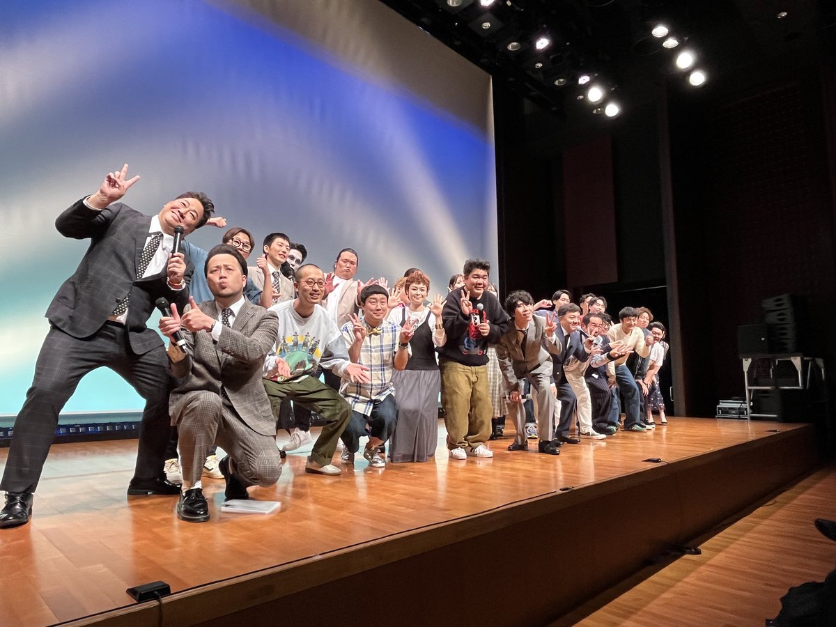 goshusuki27's tweet photo. 電気ビルみらいホールで行われたワタナベ九州のタレントさんが一堂に会するライブに行ってきました😊お笑い、企画ともに最高の時間を過ごす事ができました✌️
席も最前列で堪能させて頂きました🙌　
また来年✌️
 #WELSP
#WEL福岡
#WEL福岡スペシャル
#ブルーリバー
#パラシュート部隊
#ゴリけん https://t.co/299s7FoisC