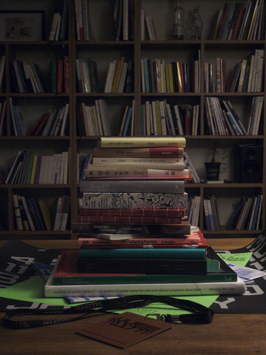 editorsdontedit's tweet image. 처음을 살며 끝을 파고, 처음을 사며 끝을 팔고, 하다가 또 한 번의 축제가 끝이 났고, 일상이 또 시작됩니다. 자리를 마련해 주신 분들, 와 주신 분들, 함께해 주신 분들, 모두모두 감사하고, 죄송합니다. 이제 다시 어떤 끝을 준비해 보려고 하니, 다들 잘 지내 주시기 바랍니다.