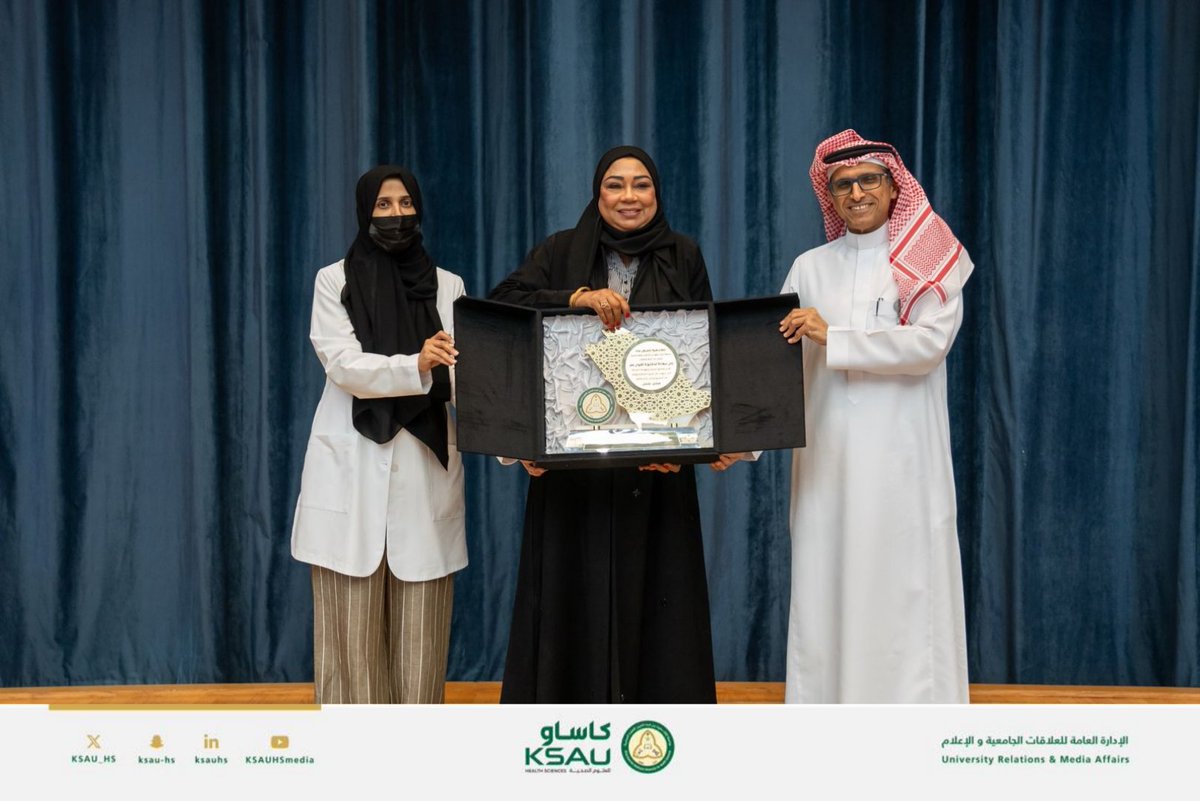 KSAU_HS's tweet photo. حرصًا من جامعة الملك سعود بن عبدالعزيز للعلوم الصحية على تكريم منسوبيها المتقاعدين والاحتفاء بعطائهم الوطني، نظّمت كلية التمريض بفرع الجامعة بجدة احتفالية لتكريم د. تقوى عمر – العميد السابق لكلية التمريض وعضو مجلس الشورى حاليًا – تقديرًا لمسيرتها الممتدة لأكثر من ثلاثة عقود في تطوير التعليم التمريضي وخدمة القطاع الصحي.

وجاء هذا التكريم بحضور وكيل الجامعة للشؤون التعليمية، الأستاذ الدكتور عبدالمحسن الكشي وعمداء الكليات وأعضاء هيئة التدريس، في أجواء تعكس اعتزاز الجامعة بجهود منسوبيها الذين قدّموا إسهامات بارزة رسّخت مكانتها وعززت دورها في خدمة الوطن.