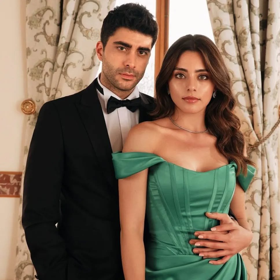 PopFestTR's tweet image. #KızılcıkŞerbeti dizisinde yaşanan oyuncu ayrılıklarının nedeni ortaya çıktı. (Müge Dağıstanlı)

•⁠ Emrah Altıntoprak, partneri Feyza Civelek&apos;in kişisel hijyenine dikkat etmemesi nedeniyle rahatsızlık yaşadı. Durumu birçok kez kibar bir dille iletmesine rağmen çözüm bulamayınca…