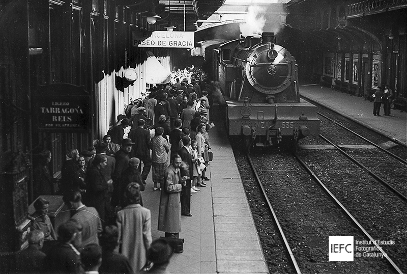 En el lejano 1943... Vaporosa de MZA entrando en Passeig de Gràcia de Barcelona con el Correo Tarragona-Reus por Vilafranca foto de los Archivos del Museo del Ferrocarril de Vilanova y del IEFC Francesc Ribera #renfe #mza #barcelona #ferrocarril #tren #train #trenni