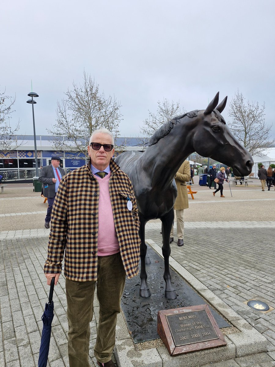 Hanging around with a "best mate" at Cheltenham!
Conservation@althorp.com