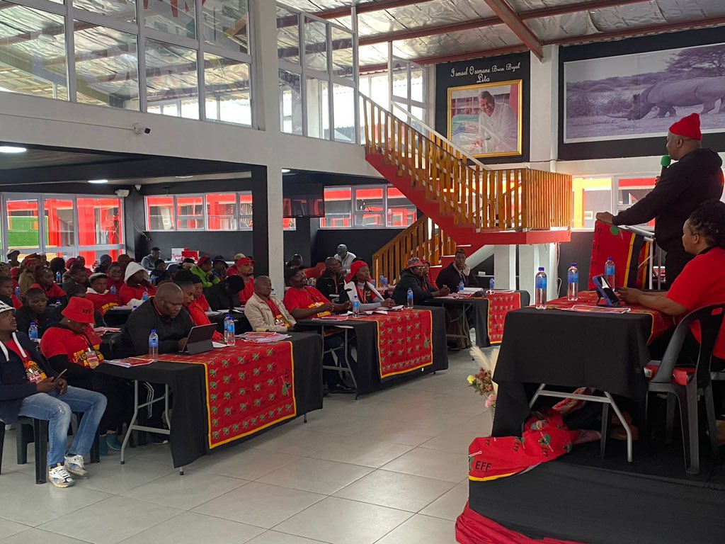 [IN PICTURES]📸

The Secretary General <a href="/DlaminiMarshall/">Marshall Dlamini</a> addresses the 1st SRPA of King Sabata Dalindyebo at Inkandla lifestyle. 

#EFFSRPA