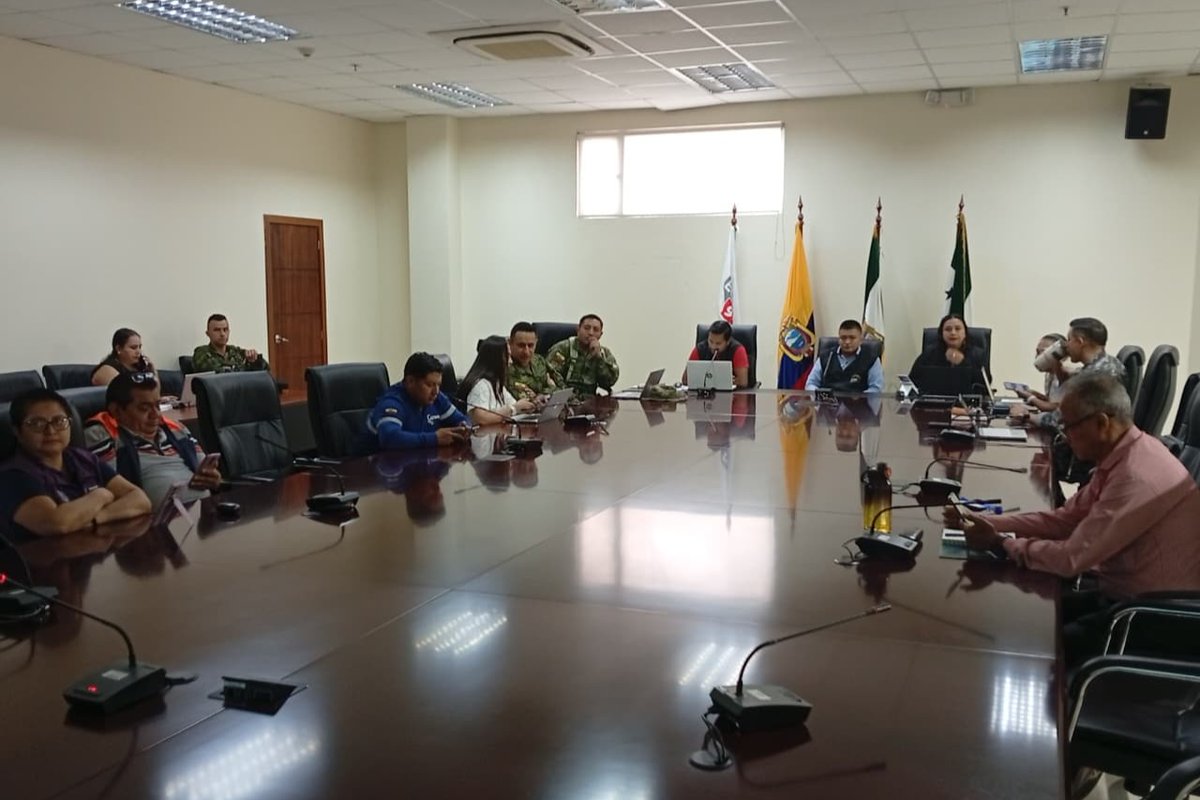 ecu911Ibarra's tweet photo. En las Salas de Crisis de los Centros que integran la Coordinación Zonal 1 del @ECU911_, con jurisdicción en #Carchi, #Esmeraldas, #Imbabura y #Sucumbíos, se instalaron las Mesas Provinciales de Seguridad Electoral, lideradas por el @cnegobec, para la coordinación y el monitoreo del #ReferéndumYConsulta2025.

A través del sistema de #VideovigilanciaECU911, se brindará acompañamiento visual durante toda la jornada electoral con el objetivo de apoyar la seguridad del proceso y garantizar el orden .

#ECU911BrindaSeguridadIntegral