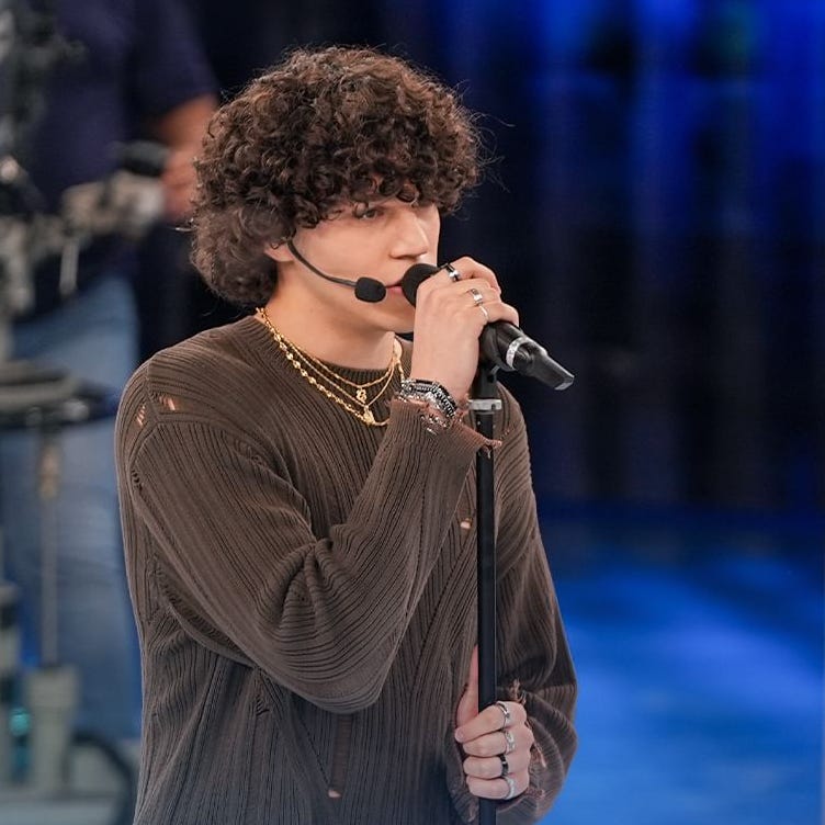 Iperbolee's tweet photo. I furti più importanti a cui abbiamo assistito quest'anno:
#Amici25 https://t.co/j2HXFYDKb1