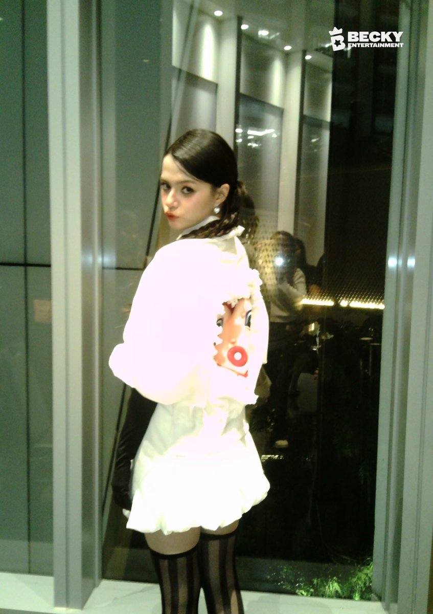 beckyentofc's tweet image. Present at ELLE Fashion Week 2025, Becky Armstrong attends the HOOK&apos;S BY PRAPAKAS show.

REBECCA ATTENDS EFW
#EFW2025xBecky
#EFW2025 #EFW25AtICONSIAM