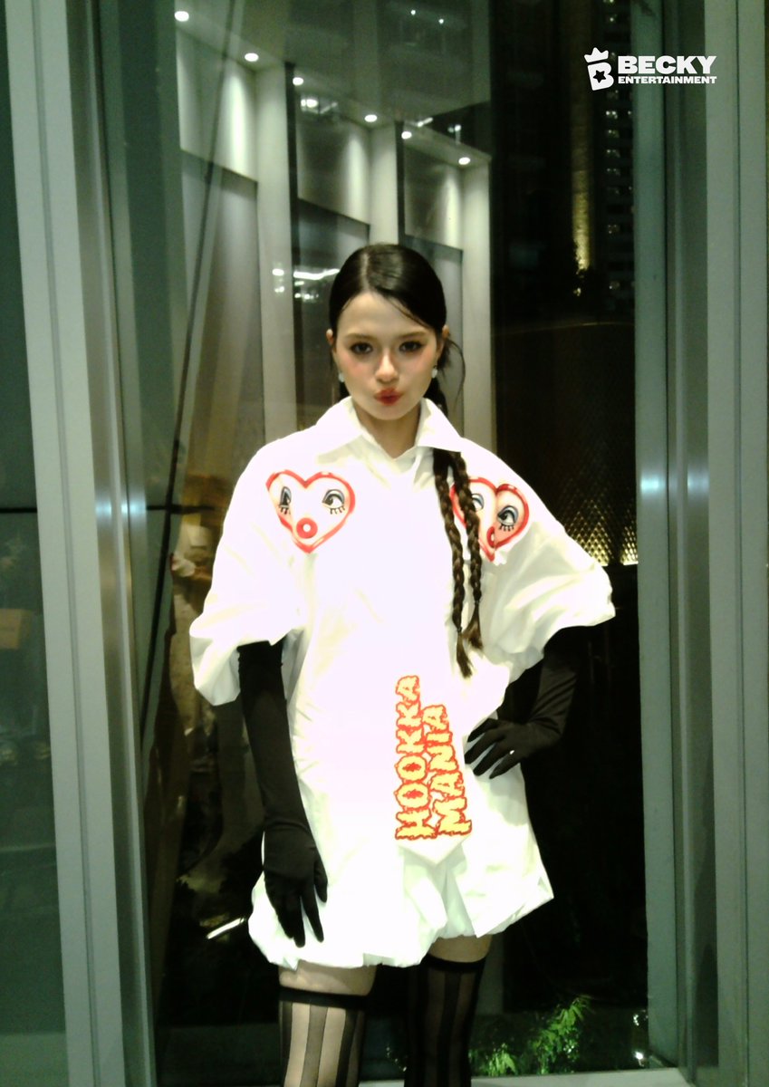 beckyentofc's tweet image. Present at ELLE Fashion Week 2025, Becky Armstrong attends the HOOK&apos;S BY PRAPAKAS show.

REBECCA ATTENDS EFW
#EFW2025xBecky
#EFW2025 #EFW25AtICONSIAM