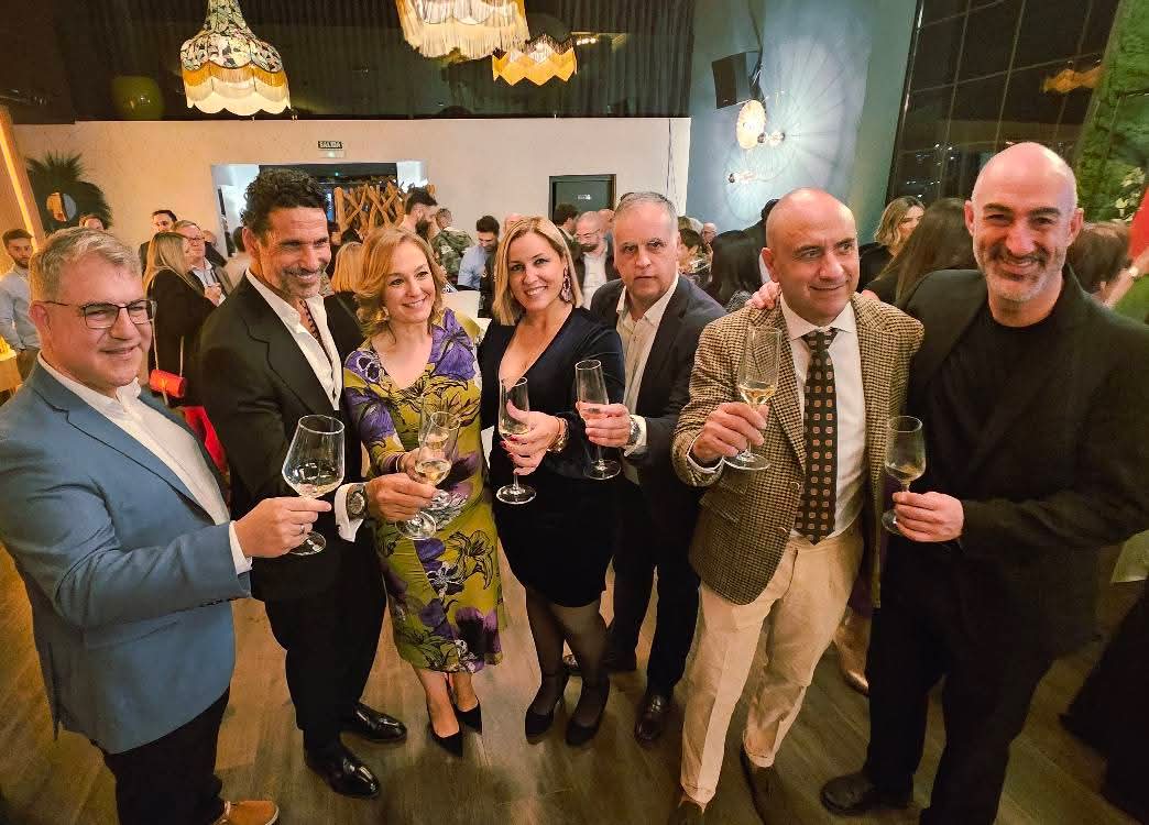 Vox_Hellin_Of's tweet photo. #FECHE
🎬 Gala de inauguración del Festival Internacional de Cine de Hellín celebrado anoche en el Restaurante M-Lía, con la asistencia de nuestra Portavoz @HellinRaquel
🏆 "Premio Especial" al actor, modelo y torero retirado, Óscar Higares.
1/2 https://t.co/ijNCsLJ3qA