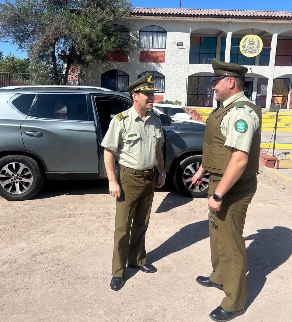 CarabIIIRegion's tweet photo. El Jefe de Zona Gral. Julio Marabolí Fuenzalida recorre los diferentes locales de votación de la comuna de #Copiapó, constatando en terreno el trabajo de nuestros Carabineros en este proceso electoral.
#Elecciones2025 
#OrdenyPatria https://t.co/IMS4nYFgOw